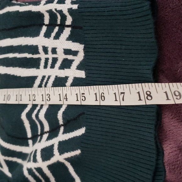 BCBGeneration. NWT. Green & White; Long Sleeves; Buttons; Crop; Sweater..Size L. - Picture 11 of 16